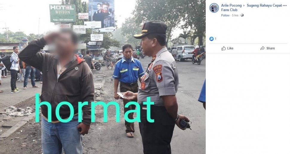 Polisi di Surabaya Beri Hukuman Untuk Pemotor yang Langgar Rambu Lalu Lintas. (Facebook/Ariie)