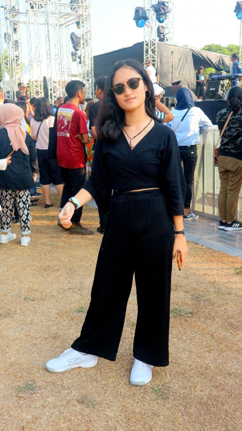 Outfit penonton acara Prambanan Jazz 2019. (Arendya/Suara)