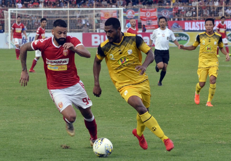 Pesepak bola Perseru Badak Lampung FC Francisco Torres (kiri) berebut bola dengan pemain Barito Putera Donny Harold Monim (kanan) pada pertandingan Liga 1 2019 di Stadion Sumpah Pemuda Lampung, Lampung, Jumat (5/7/2019). Kedua tim bermain imbang dengan skor akhir 3-3. ANTARA FOTO/Ardiansyah