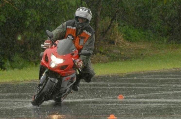 Ilustrasi Berkendara di Kondisi Hujan. (Motorcycle Island)