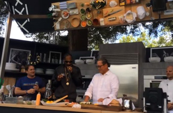 Snoop Dogg belajar membuat sushi. (YouTube)