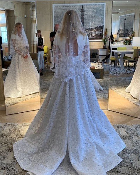 Gaun pengantin Sophie Turner. (Instagram/@nicolasghesquiere)