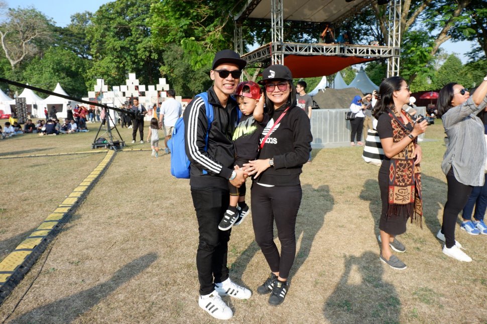 Salah satu penonton yang membawa balita di Prambanan Jazz 2019. (Suara.com/Kintan Sekarwangi)