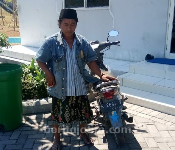 Abdul Mujib, lelaki berusia 42 tahun asal Taman, Sidoarjo, Jawa Timur, terpaksa diamankan polisi karena melintas di jalan tol Surabaya menggunakan sepeda motor, Minggu (7/7/2019). [Beritajatim]