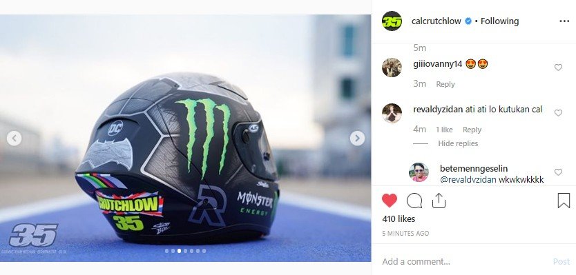 Cal Crutchlow memamerkan helm balap keren bermotif Batman. (Instagram/@calcrutchlow)