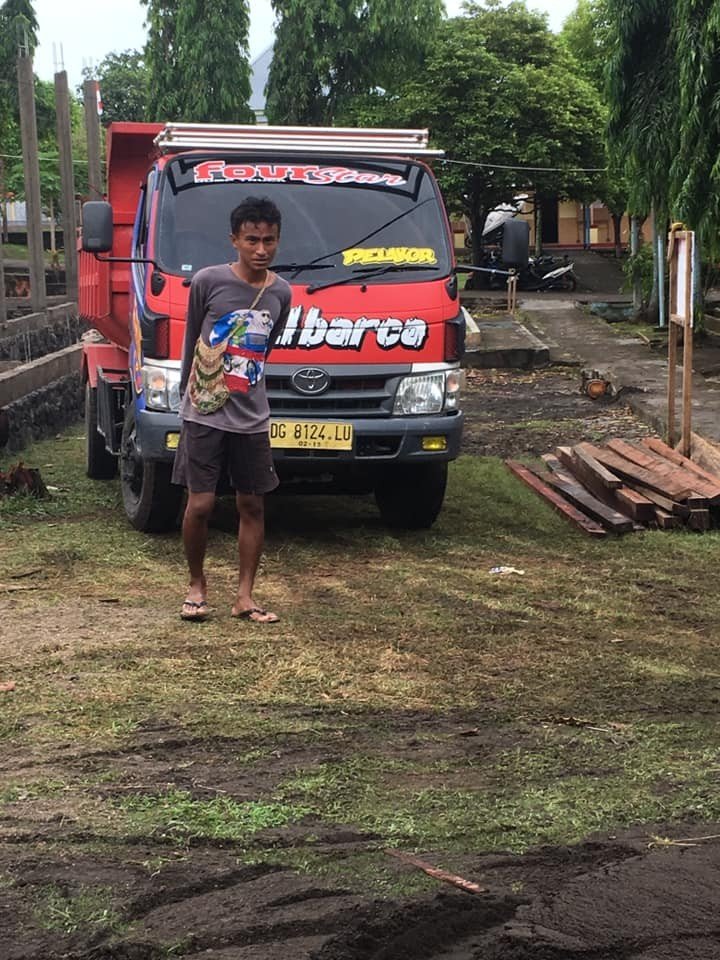 Muhammad Rafdi Marajabessy, putra ketiga Wakil Wali Kota Tidore Kepulauan, Maluku Utara, Muhammad Sinen. Rafdi justru bekerja sebagai kuli bangunan untuk mencari nafkah. [Facebook/Muhammad Naoval]