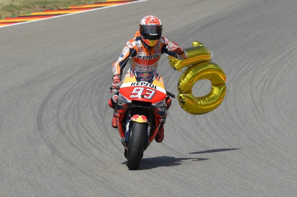 Pebalap Repsol Honda, Marc Marquez, merayakan kemenangan ke-10 secara beruntun di MotoGP Jerman usai finis pertama dalam balapan di Sirkuit Sachsenring, Minggu (7/7/2019). [AFP/Tobias Schwarz]