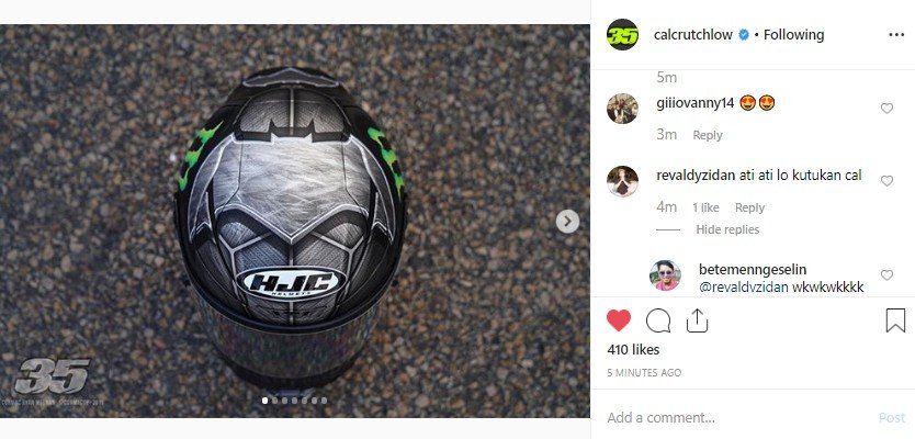 Cal Crutchlow memamerkan helm balap keren bermotif Batman. (Instagram/@calcrutchlow)