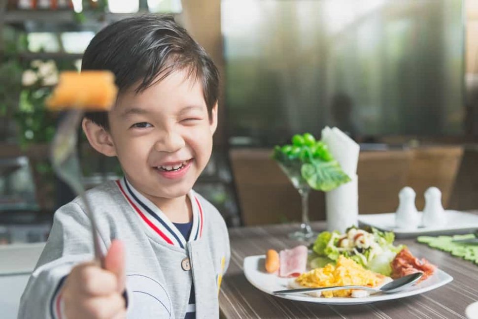 Ilustrasi anak makan sayuran. (Shutterstock) 