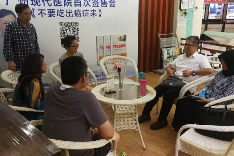 Konjen RI di Guangzhou Gustanto (dua kanan) bersama istri dan keluarga almarhum Kapusdatin BNPB Sutopo Purwonugroho berkoordinasi terkait pemulangan jenazah almarhum di Rumah Sakit Guangzhou Modern Hospital, Minggu (7/7/2019). [KJRI Guangzhou]