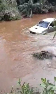 Toyota Hilux yang nekat menerjang sungai. (Facebook/Ismail Kalla Toyota)