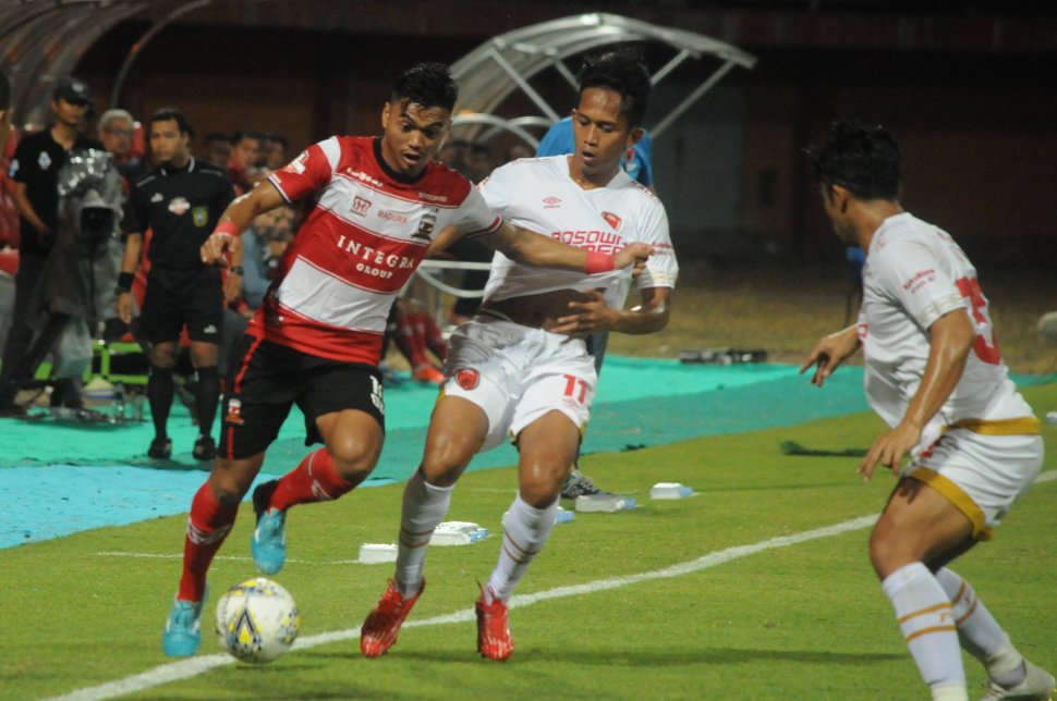 Pesepak bola Madura United (MU) Alfat Fathir (kiri) berusaha melewati pesepak bola PSM Makassar Rahmat (tengah) dalam laga Shopee Liga 1 di Stadion Gelora Madura Ratu Pamelingan (SGMRP) Pamekasan, Jawa Timur, Kamis (4/7/2019). ANTARA FOTO/Saiful Bahri