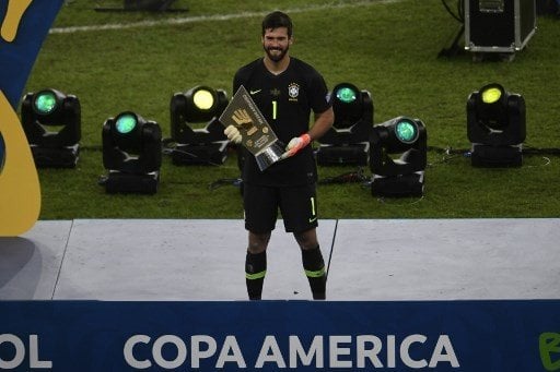 Penjaga gawang timnas Brasil Allison Becker menerima penghargaan usai memenangkan Copa America 2019 bersama tim Samba. Di partai final, Brasil mengalahkan Peru 3-1, Senin (8/7/2019) [AFP]