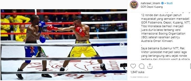 Imam Nahrawi memberikan ucapan selamat kepada Tibo Monabesa karena berhasil menjadi juara dunia kelas terbang versi Internasional Boxing Organization (IBO). (Instagram/@nahrawi_imam).