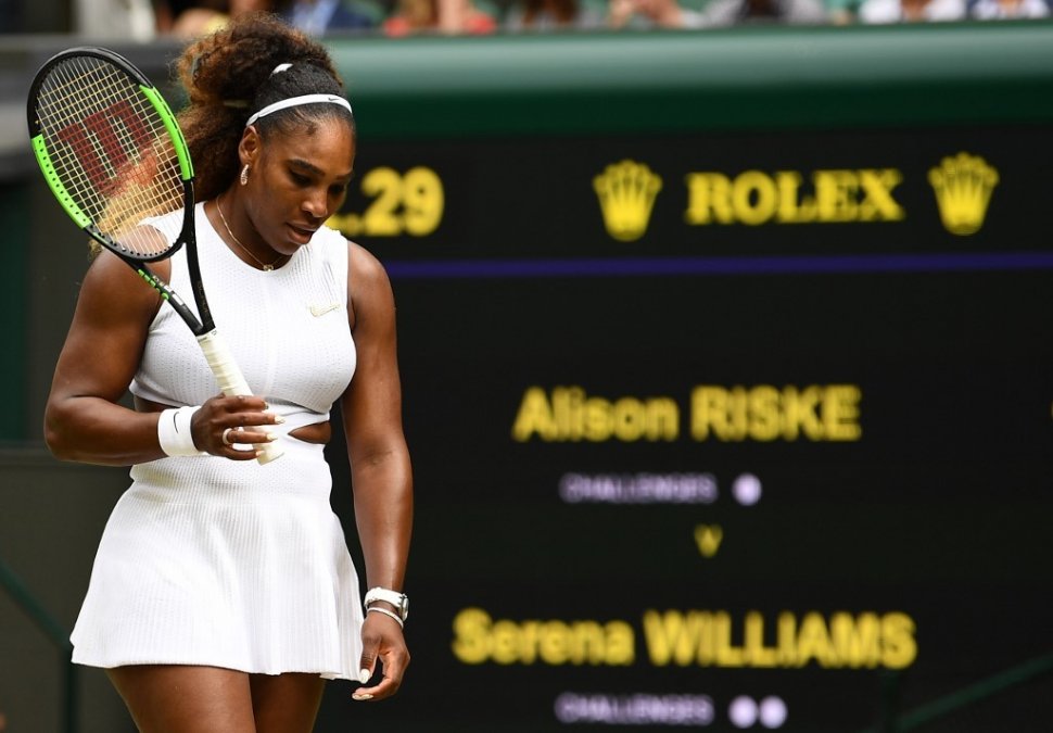 Petenis AS, Serena Williams, saat tampil di babak perempat final Wimbledon melawan Alison Riske, Selasa (9/7/2019). [AFP/Daniel-Leal Olivas]