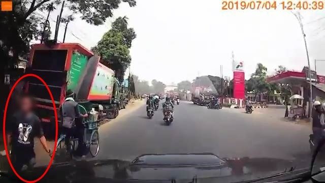 Orang yang Diduga Menabrakkan Diri Ke Mobil Sebagai Modus Kejahatan di Jalan. (Facebook/Dash Cam Owners Indonesia)