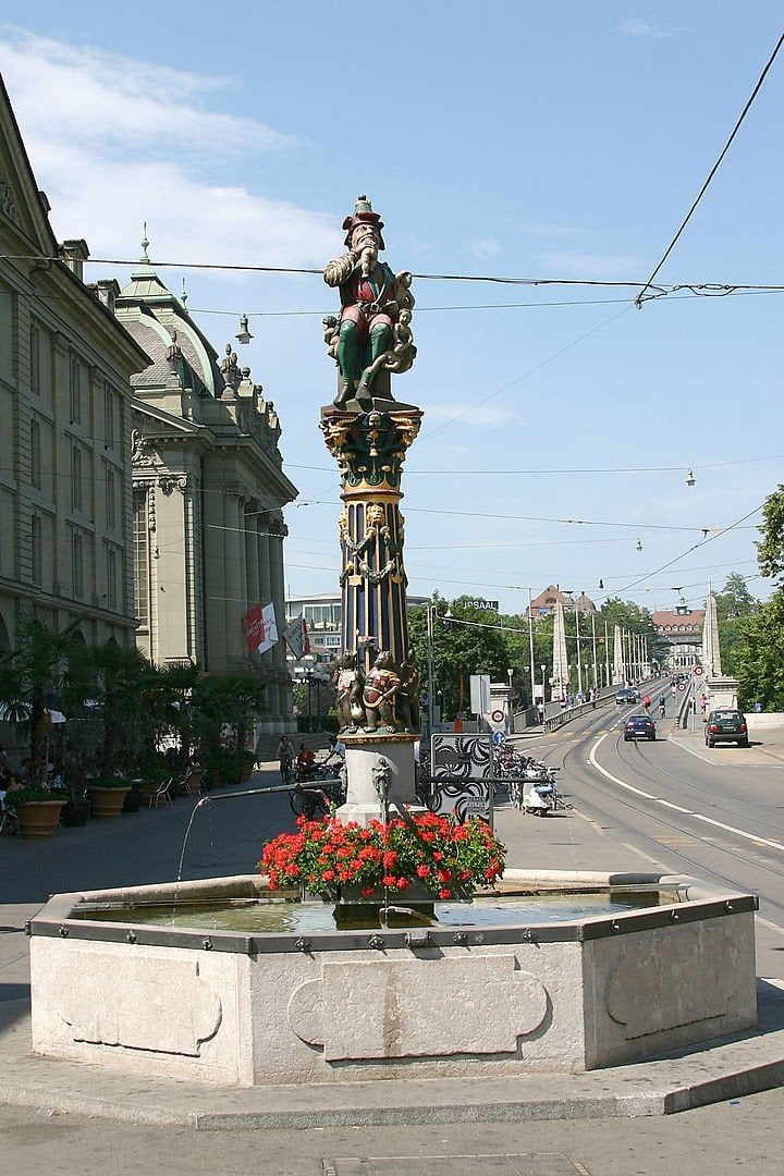 Patung pemakan bayi di Swiss (Wikimedia Commons)