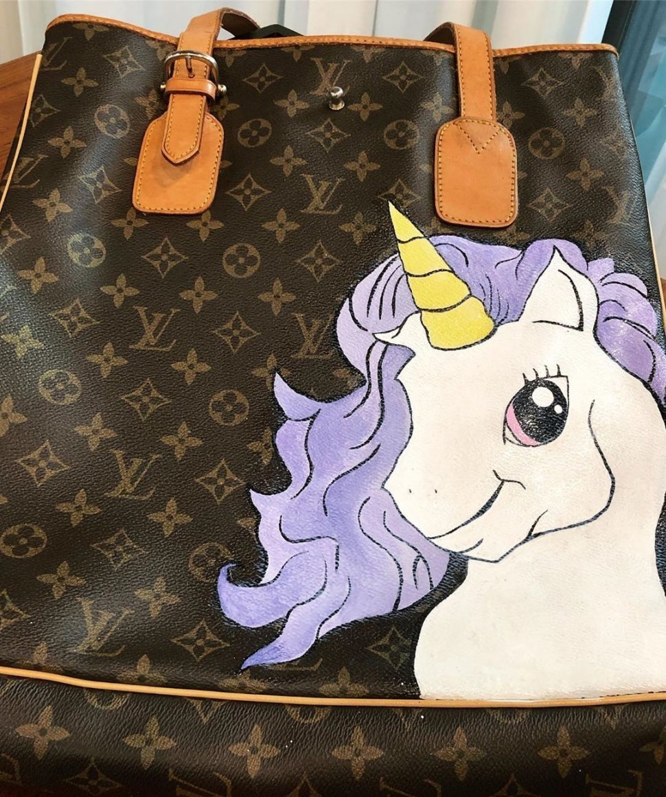 Lukisan unicorn di tas Louis Vuitton. (Instagram/@somsomi0309)