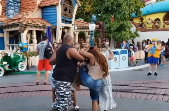 Video dua keluarga berkelahi di Disneyland ini mendadak viral. (YouTube)