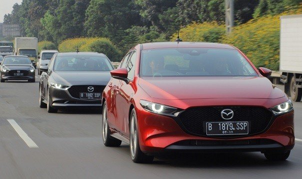 Iring-iringan Mazda 3 dalam test drive di Ibu Kota dan sekitarnya [Suara.com/Manuel Jeghesta Nainggolan].