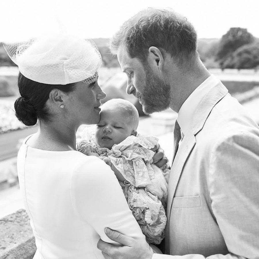 Foto keluarga Kerajaan Inggris saat pembaptisan bayi Archie. (Instagram/@sussexroyal)