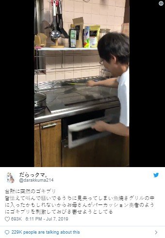  Canggih, wanita ini usir kecoa di dapur dengan kompor dan sumpit. (Twitter/@darakkuma214)