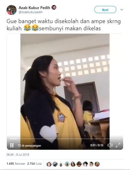 Siswi sembunyi-sembunyi makan di kelas. (Twitter/@Azabkuburpedih)