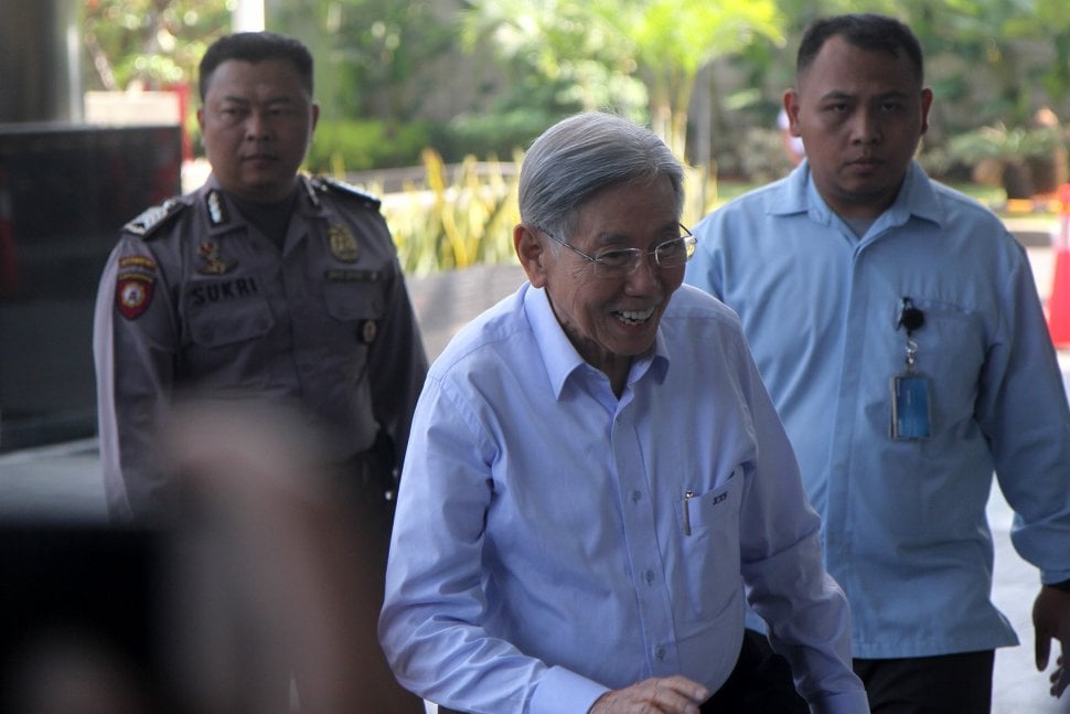 Mantan Menteri Koordinator Bidang Ekonomi, Keuangan dan Industri (Menko Ekuin) Kwik Kian Gie saat tiba di gedung KPK, Jakarta, Kamis (11/7). [Suara.com/Arief Hermawan P]