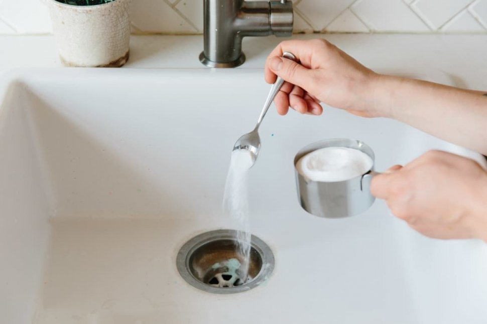 Tabur soda kue bantu hilangkan bau tak sedap di dapur. (Shutterstock)