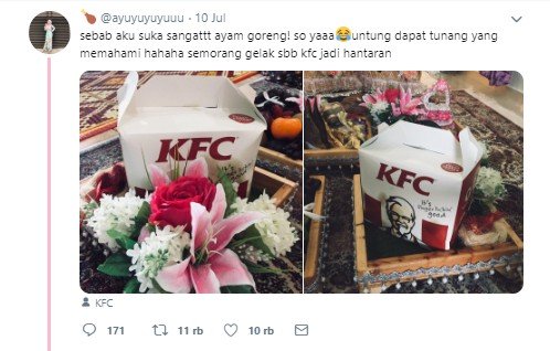 Viral, Pria Ini Lamar Kekasihnya Pakai Sekotak Ayam Goreng KFC. (Twitter/ayuyuyuyuuuu)