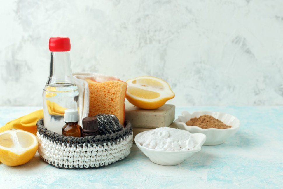 Ramuan soda kue, minyak esens, dan air panas untuk hilangkan bau tak sedap di dapur. (Shutterstock)