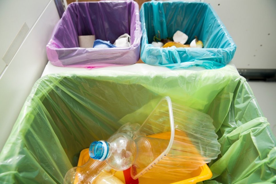 Arang bantu mengusir bau busuk sampah di dapur. (Shutterstock)