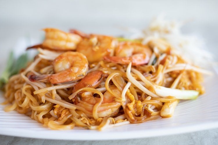 Pad thai, salah satu kuliner Thailand yang digemari wisatawan. (Unsplash/Alyssa Kowalski)