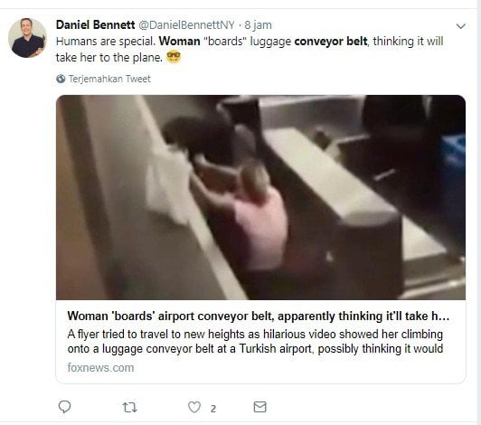 Duh, Wanita Ini Mengira Conveyor Belt Bagasi Akan Membawanya ke Pesawat. (Twitter/DanielBennettNY)