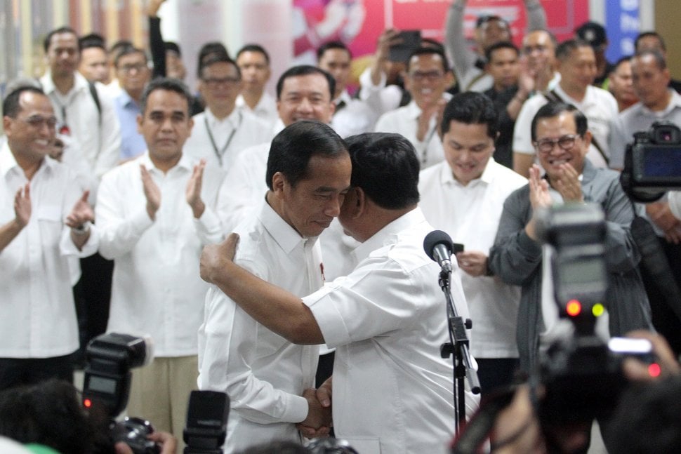 Presiden RI terpilih Joko Widodo (Jokowi) bersama Prabowo Subianto berpelukan usai memberikan pernyataan pers saat menggelar pertemuan di Stasiun MRT Senayan, Jakarta, Sabtu (13/7). [Suara.com/Arief Hermawan P]