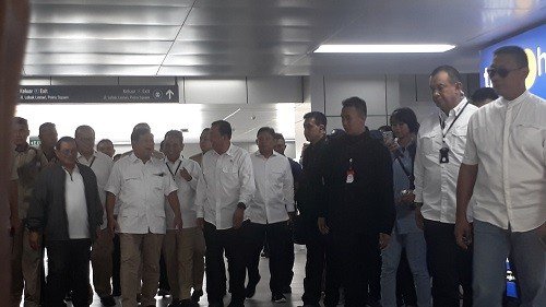 Prabowo Subianto menuju ruang tunggu VVIP yang didampingi Kepala BIN Budi Gunawan, Sekretaris Kabinet Pramono Anung, dan Sekretaris Jenderal Partai Gerindra Ahmad Muzani yang telah berada lebih dahulu di Stasiun MRT Lebak Bulus, Sabtu (13/7/22019). (Suara.com/Ummi Hadyah Saleh)