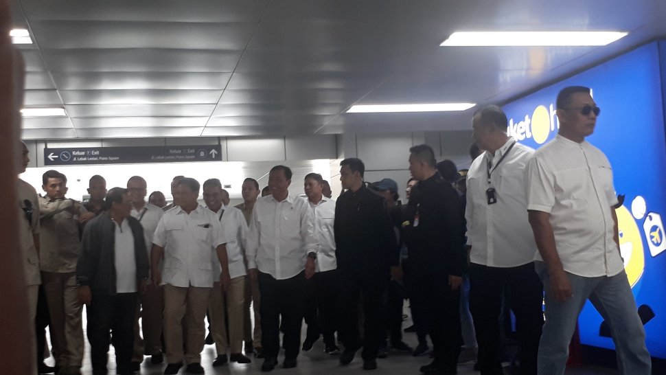 Prabowo Subianto tampak berada di Stasiun MRT Lebak Bulus [Suara.com/Ummi hadyah Saleh].