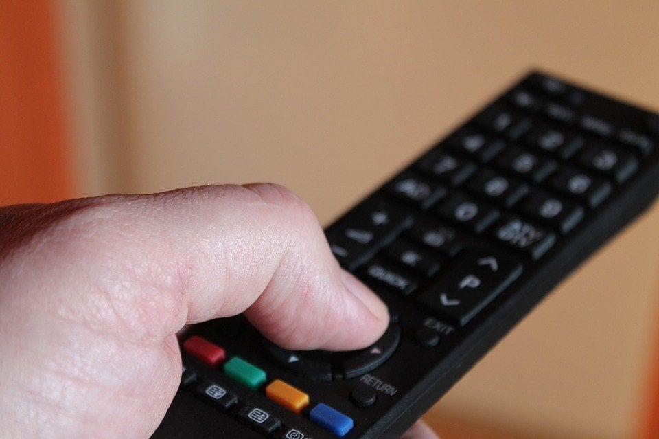 Remote TV, AC dan lainnya termasuk benda paling kotor di dalam rumah (Pixabay/kalhh)