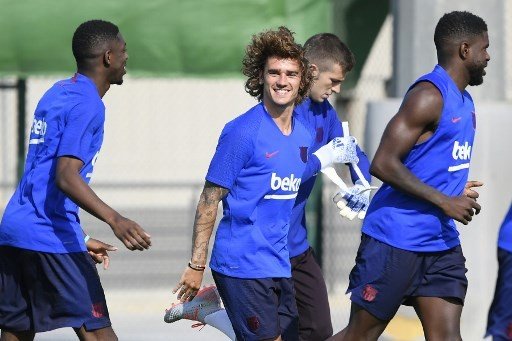 Antoine Griezmann mengikuti sesi latihan pertamanya bersama Barcelona di Joan Gamper Training Complex, Senin (15/7/2019). [AFP]