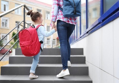 Ilustrasi cara menggunakan tas ransel agar tidak nyeri punggung. (Shutterstock)