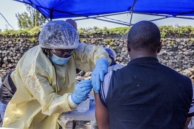 Seorang pria di Kongo diberi vaksin anti Ebola oleh salah satu petugas medis. (AFP)