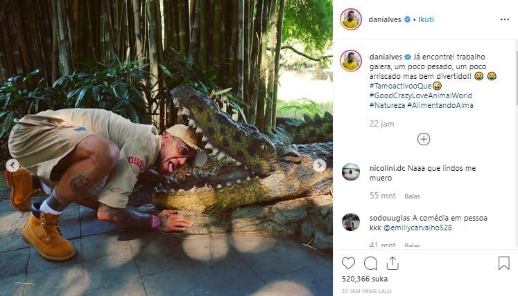 Dani Alves berlagak seperti pembawa acara pertualangan. (Instagram/@danialves).