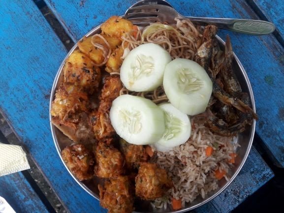 Nasi briyani dan menu lauk pauknya per porsi. (Suara.com/Silfa Humairah)