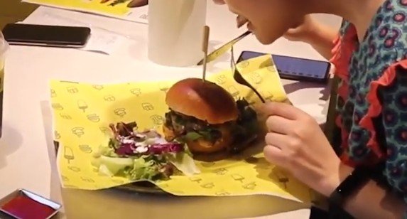 Burger hot pot kini hadir di China. (YouTube)