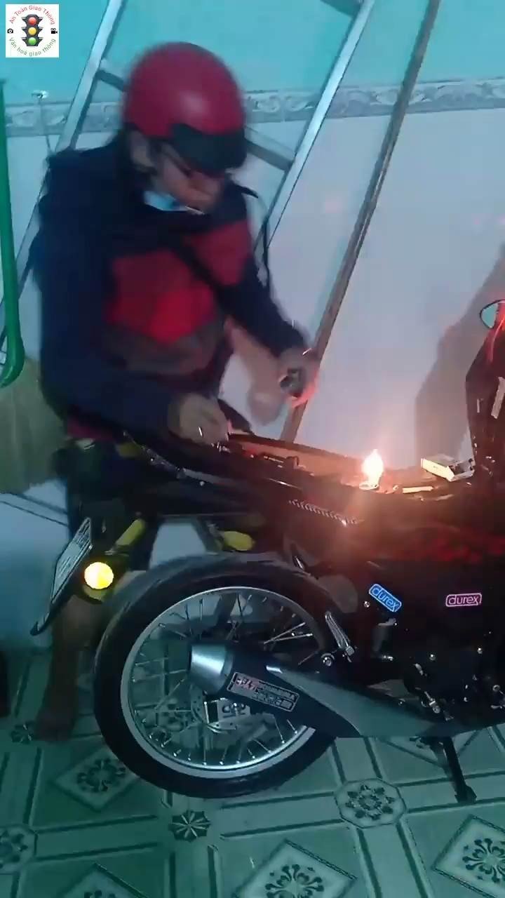 Pria Menyalakan Rokok dengan Api di Tangki Bensin. (Facebook)
