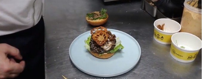 Burger hot pot kini hadir di China. (YouTube)