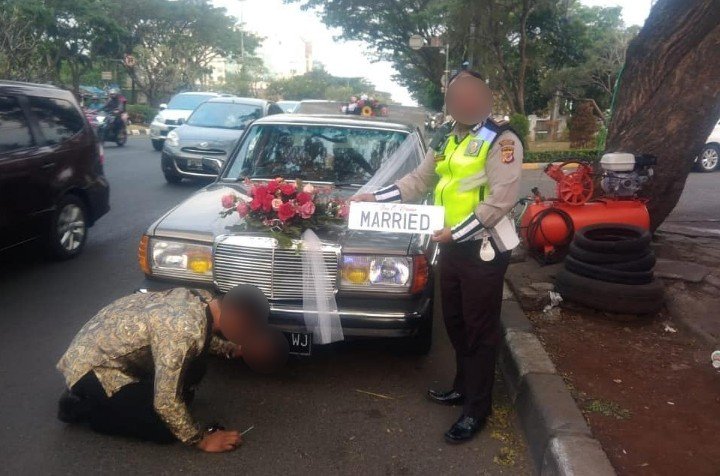 Mobil pengantin kena tilang karena masalah sepele. (Facebook/TMC Polrestabes Bandung)