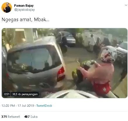 Keributan dua pemotor di tengah padatnya jalan. (Twitter/@jayakabajay)