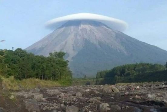 Puncak Gunung Semeru tertutup awan sehingga terlihat seperti bertopi (Dokumen BB TNBTS)