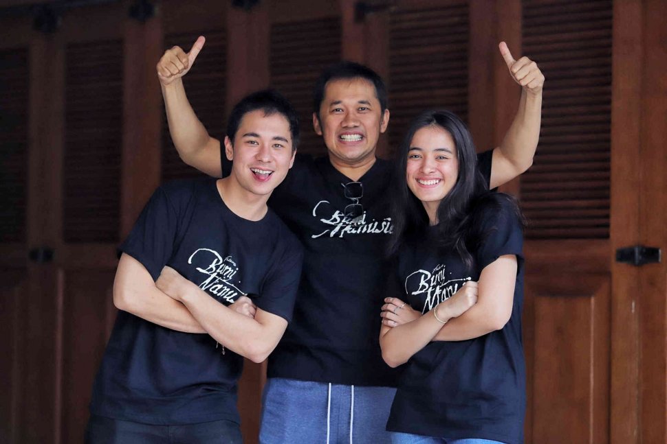 Sutradara Hanung bramantyo dan pemain film Mawar De Jongh, Jerome Kurnia berpose saat berkunjung ke kantor Redaksi Suara.com, Jakarta, Kamis (18/7). [Suara.com/Muhaimin A Untung]